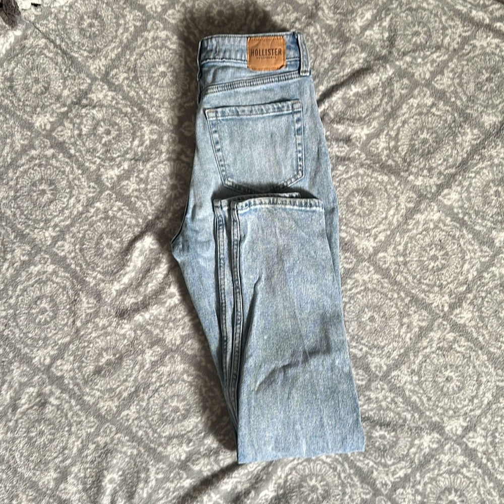Holister Ultra High rise Mom Jean lightly loved 0 Long